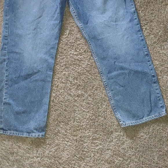 Men's Arizona Medium Wash Straight leg jean 44 x 30 rip on right front by pocket - Picture 2 of 6